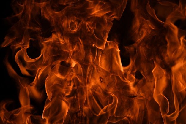 Foto chamas de fogo queimam luzes em um fundo preto chamas de fogo em fundo preto chamas de fogo abstratas ba
