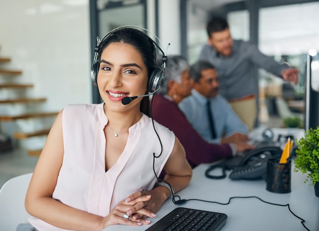 Chame-nos para um serviço profissional Retrato de uma jovem trabalhando em um call center