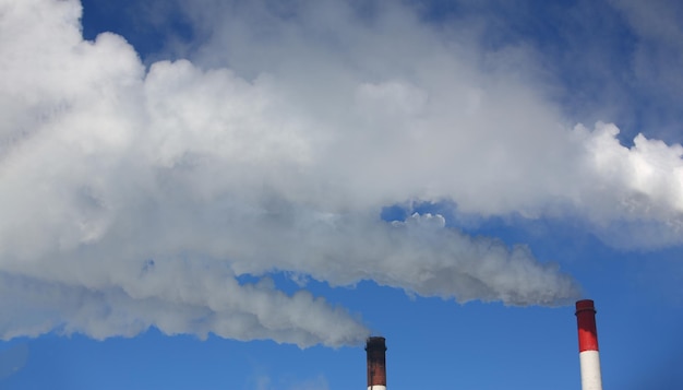 Chaminé da fábrica contra o céu azul