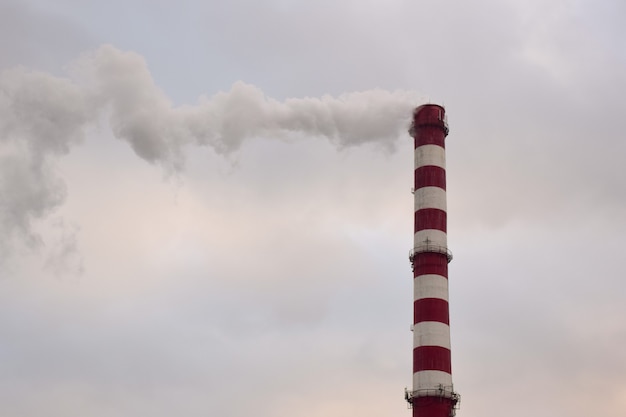 Chaminé de fumaça de uma fábrica ou fábrica no fundo do céu