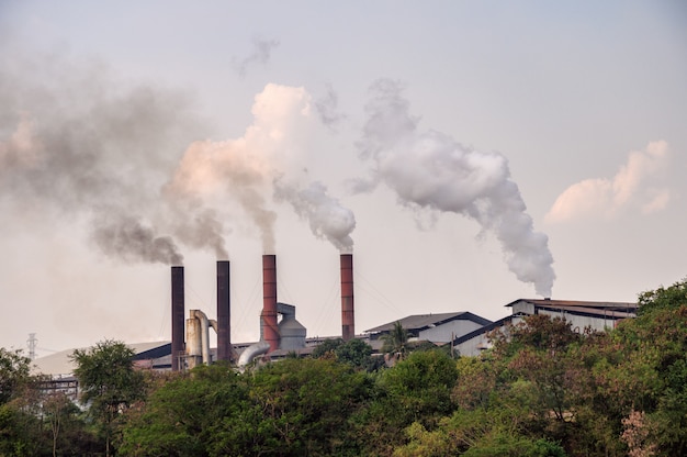 Chaminé industrial com emissão de poluição de fumaça para o céu