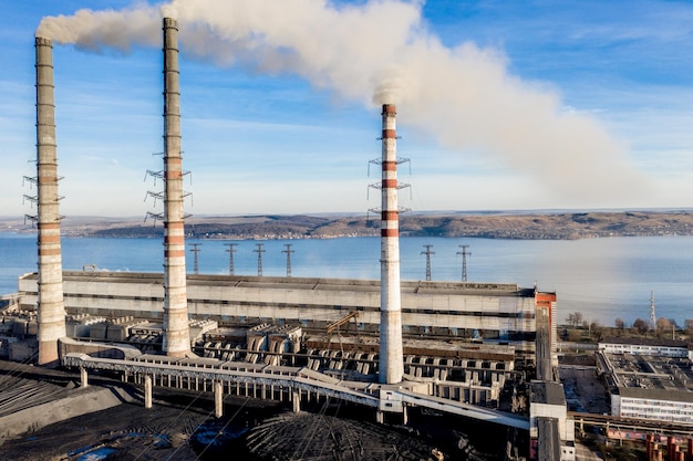 Foto chaminé industrial de uma central eléctrica a carvão