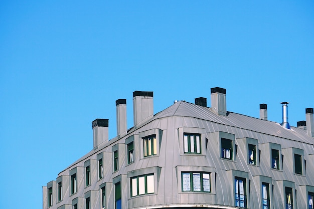 chaminé no telhado dos edifícios, arquitetura na cidade de Bilbao, Espanha