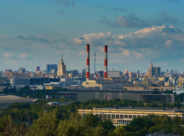 Chaminés vermelhas no cenário do centro de Moscou