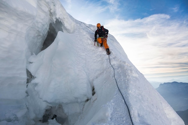 ChamonixMontBlanc França 04 de agosto de 2019 Montanhismo subindo ao topo do monte Mont Blanc nos Alpes franceses