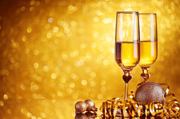 Champagne-Gläser auf einem schönen bokeh Hintergrund. Frohes neues Jahr. Weihnachts- und Neujahrsfeiertagshintergrund, Wintersaison. Hintergrund mit textfreiraum.