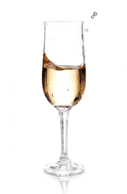 Champagne en un vaso aislado sobre fondo blanco.