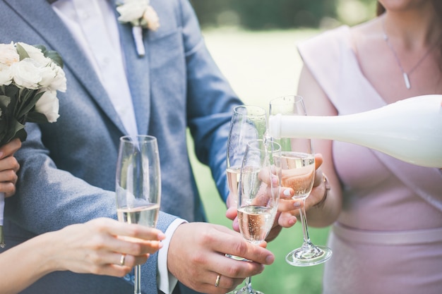 Champagner in Gläsern in Händen, Nahaufnahme