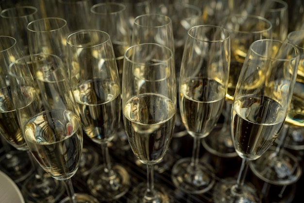 Champagner in Glasbechern auf dem Tisch