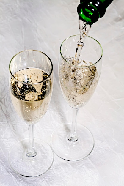 Champagner in zwei Gläser aus nächster Nähe gegossen