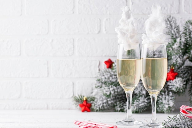 Champagner oder Prosecco mit Zuckerwatte