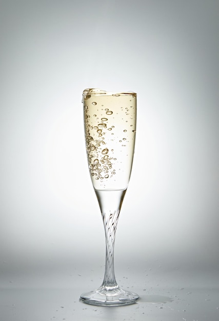 Foto champagner spritzt aus einem glas