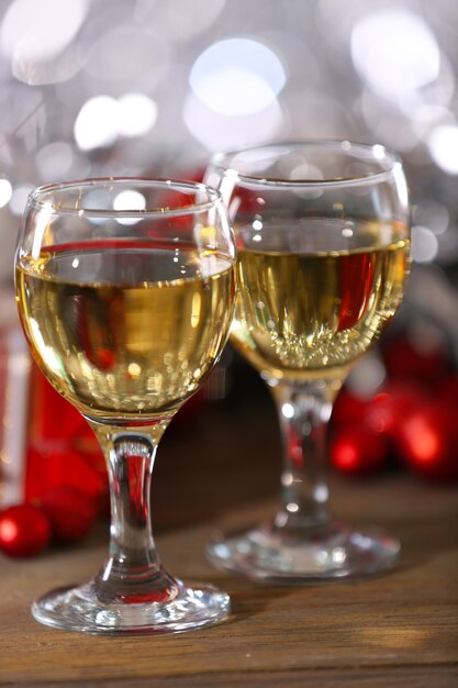 Champagner und Weihnachtsdekoration auf hellem Hintergrund