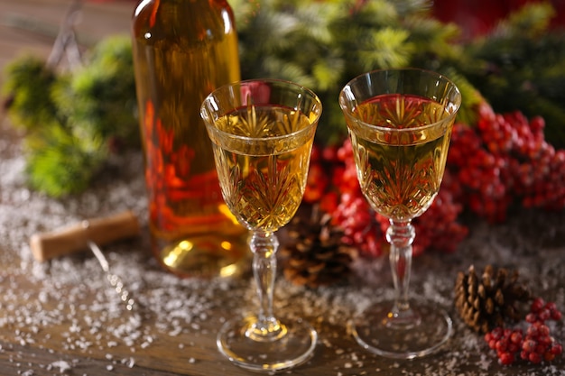 Champagner und Weihnachtsdekoration auf Holztisch