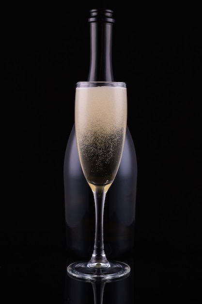 Champagnerflasche mit Champagnerglas