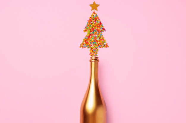 Champagnerflasche mit flacher Konfetti-Draufsicht, Weihnachtshintergrund