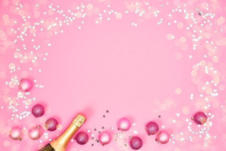 Champagnerflasche mit Weihnachtsdekorationen auf rosa Hintergrund. Flache Lage von Weihnachten, Jubiläum, Neujahrsfeierkonzept.