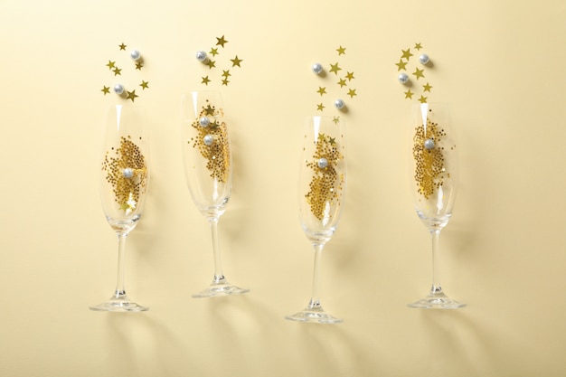 Champagnergläser mit Glitzer auf Beige, Platz für Text