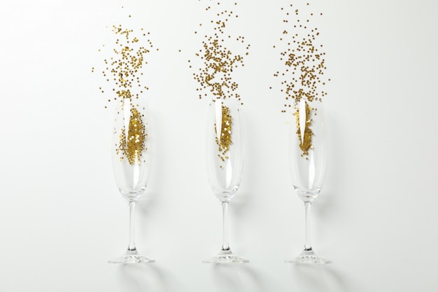 Champagnergläser mit Glitzer auf Weiß, Platz für Text