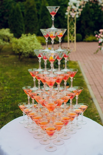 Champagnergläser mit Sekt in einer Pyramide.