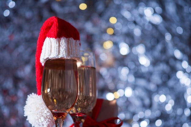 Champagnergläser mit Weihnachtsmützen