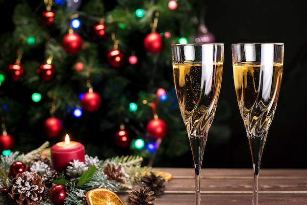 Champagnergläser mit Weihnachtsschmuck