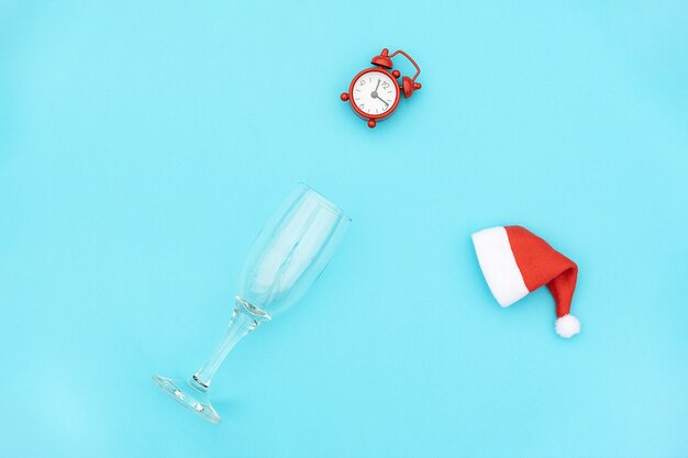 Champagnerglas mit rotem Wecker in Santa Hut.