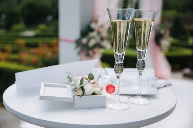 Champán en copas de boda en la ceremonia.