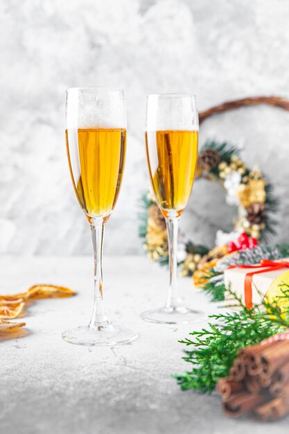 champán en vasos transparentes bebida espumosa cóctel festivo vino blanco postre dulce