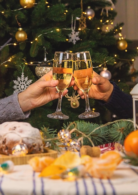 Champanhe na mesa de natal foco seletivo