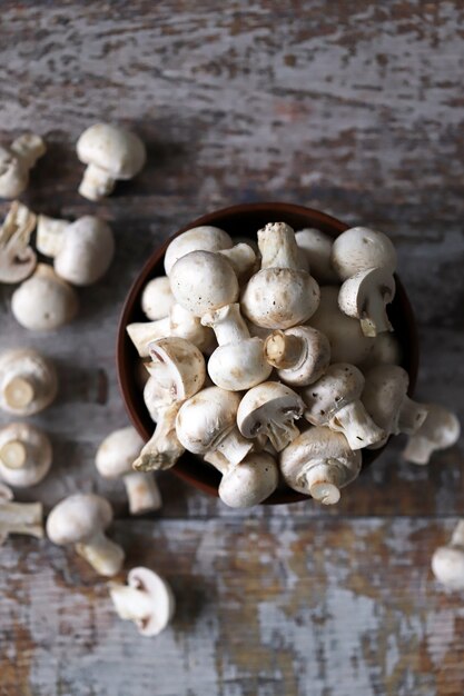 Champignon cru fresco em uma tigela.