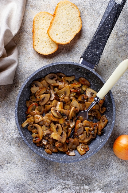 Champignon de cogumelos assados na panela