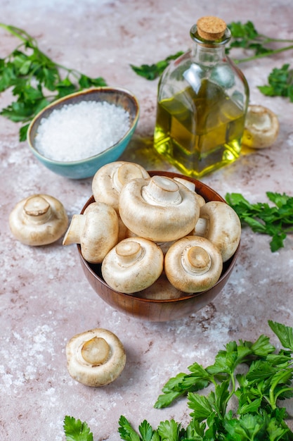 Champignon der frischen organischen weißen Pilze, Draufsicht