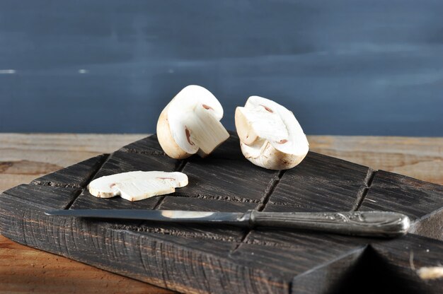 Champignon fresco de cogumelos brancos em madeira rústica