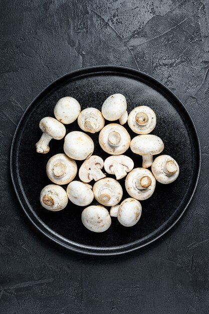 Champignon mit frischen Pilzen auf einem Teller.