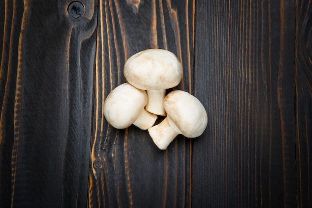 Champignon Pilz auf Holztisch