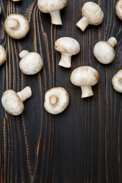 Champignon Pilz auf Holztisch