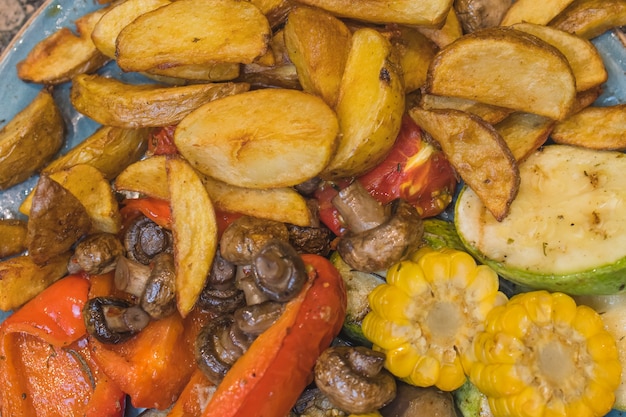 Champignon-Pilze serviert mit Ofenkartoffel und Sahne.