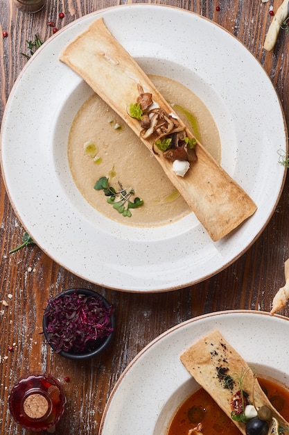 Champignoncremesuppe auf einem Holztisch