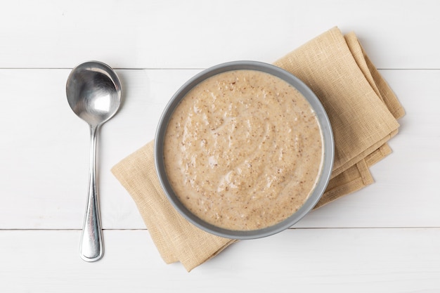 Champignoncremesuppe auf einer Holzoberfläche