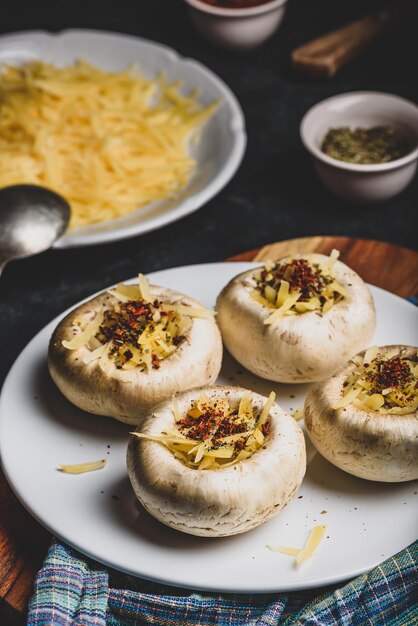 Champignons gefüllt mit geriebenem Cheddar und Gewürzen