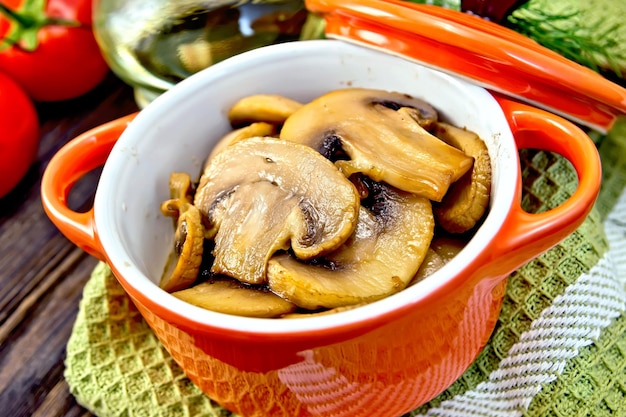 Champignons im Röster auf dunklem Brett gebraten