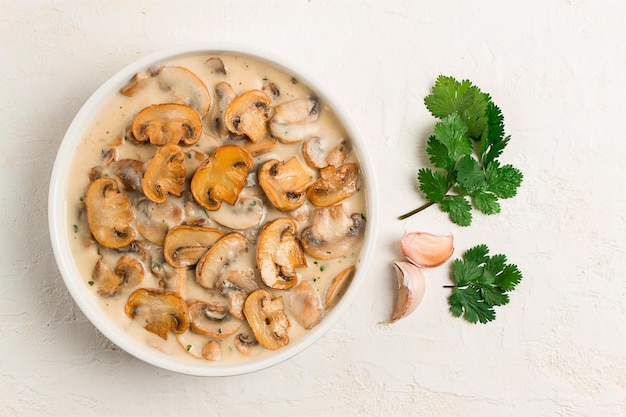 Champignons in cremiger Knoblauchsauce mit Kräutern und Gewürzen, Soße, keine Leute