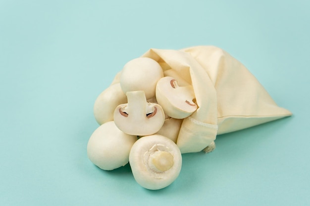 Champignons in einem Ecobag auf blauem Hintergrund Seitenansicht