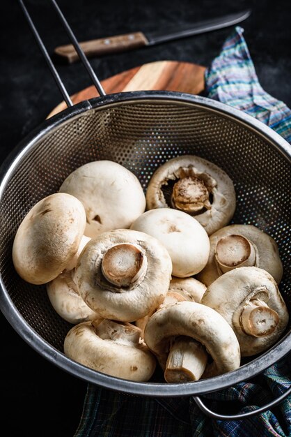 Champignons in Metallsieb