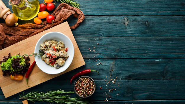 Champignons in Sahnesauce. Ansicht von oben. Freier Kopienraum.