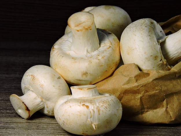 Champignons mit frischen Pilzen in einer Papiertüte.