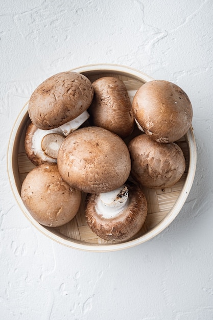 Champignons mit rohen Pilzen auf weißem Hintergrund, Draufsicht flach legen