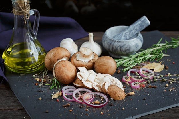 Champignons mit Rosmarin, Zwiebeln und Pfefferkörnern.