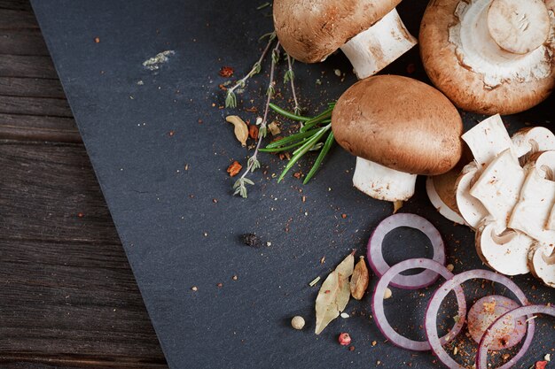 Champignons mit Rosmarin, Zwiebeln und Pfefferkörnern.